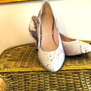 EUC Snakeskin round toe leather heel 8.5
